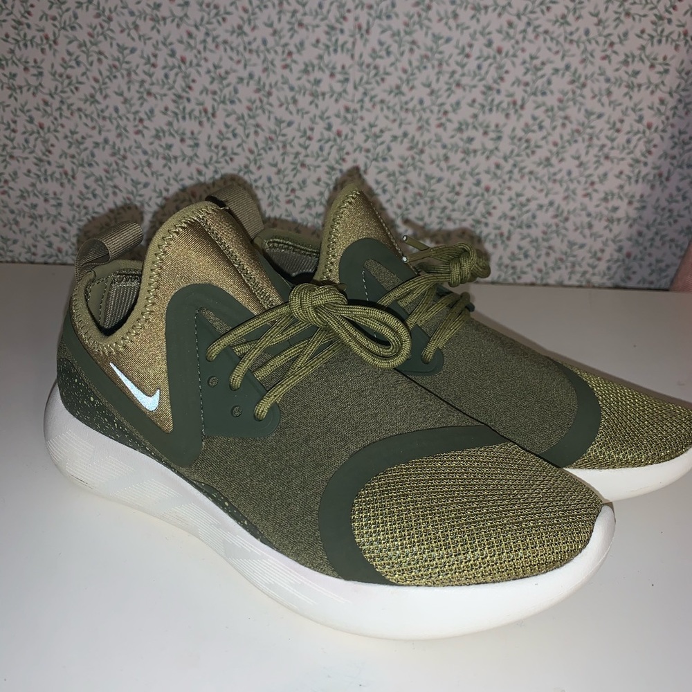 green nike tennis shoes